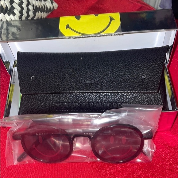 Akila Chinatown Black Round Smiley Sunglasses - Picture 1 of 7